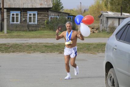 Алтайский край, п. Лесной. Алтайский `морж` Александр Зеленецкий перед голосованием на выборах депутатов Государственной Думы РФ на избирательном участке.