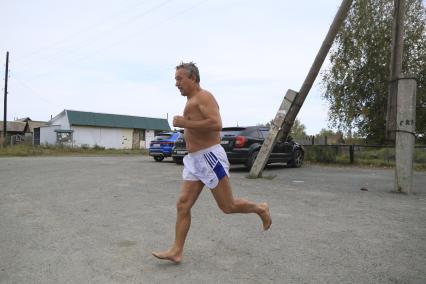 Алтайский край, п. Лесной. Алтайский `морж` Александр Зеленецкий во время пробежки.