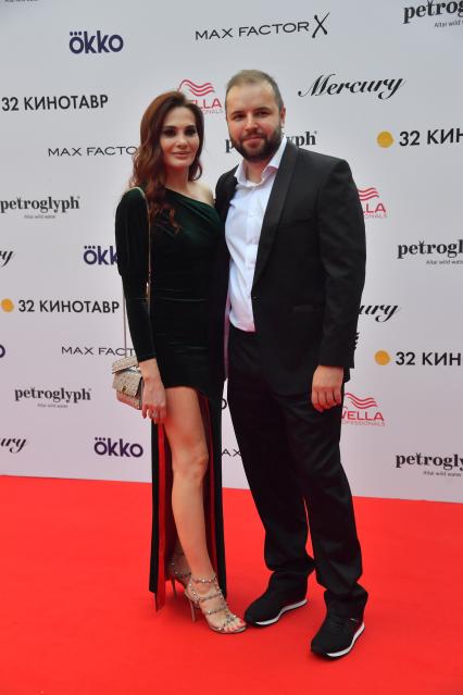 Сочи. Сценарист Андрей Золотарев со спутницей на церемонии открытия 32-го Открытого Российского Кинофестиваля `Кинотавр` в Сочи.
