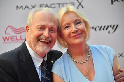 Сочи. Режиссер Владимир Хотиненко и его супруга Татьяна Яковлева на церемонии открытия 32-го Открытого Российского Кинофестиваля `Кинотавр` в Сочи.