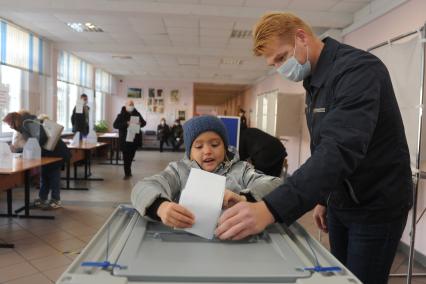 Санкт-Петербург. Голосование на выборах депутатов Государственной Думы. Избирательный участок.