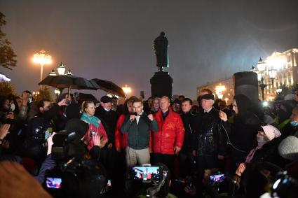 Москва. Первый секретарь Московского городского комитета, член президиума ЦК КПРФ Валерий Рашкин ( в красной куртке) во время несанкционированной акции протеста  КПРФ по итогам выборов депутатов Государственной Думы Федерального собрания РФ VIII созыва на Пушкинской площади.