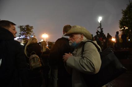 Москва.  Участники несанкционированной акции протеста  КПРФ по итогам выборов депутатов Государственной Думы Федерального собрания РФ VIII созыва на Пушкинской площади.