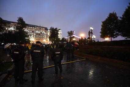 Москва.  Участники несанкционированной акции протеста  КПРФ по итогам выборов депутатов Государственной Думы Федерального собрания РФ VIII созыва на Пушкинской площади.