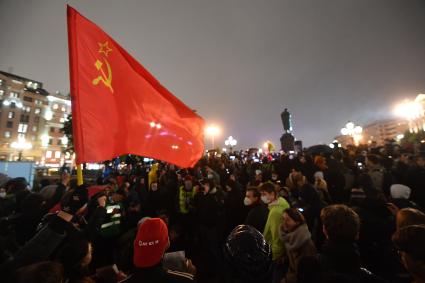 Москва.  Участники несанкционированной акции протеста  КПРФ по итогам выборов депутатов Государственной Думы Федерального собрания РФ VIII созыва на Пушкинской площади.