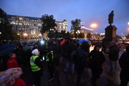 Москва.  Участники несанкционированной акции протеста  КПРФ по итогам выборов депутатов Государственной Думы Федерального собрания РФ VIII созыва на Пушкинской площади.