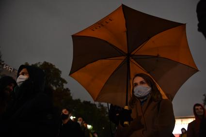 Москва.  Участники несанкционированной акции протеста  КПРФ по итогам выборов депутатов Государственной Думы Федерального собрания РФ VIII созыва на Пушкинской площади.