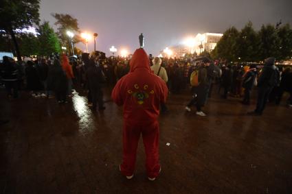 Москва.  Участники несанкционированной акции протеста  КПРФ по итогам выборов депутатов Государственной Думы Федерального собрания РФ VIII созыва на Пушкинской площади.