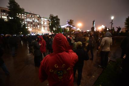 Москва.  Участники несанкционированной акции протеста  КПРФ по итогам выборов депутатов Государственной Думы Федерального собрания РФ VIII созыва на Пушкинской площади.