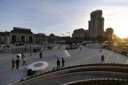 Москва. Люди гуляют в новой части парка, открытой на Павелецкой пощади.