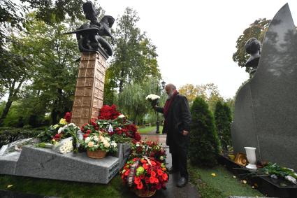 Москва. Художник Сергей Андрияка у могилы бывшего мэра Москвы Юрия Лужкова на Новодевичьем кладбище, где в день его рождения открыли памятник.