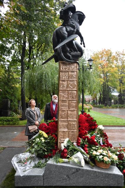 Москва. Художник Сергей Андрияка у могилы бывшего мэра Москвы Юрия Лужкова на Новодевичьем кладбище, где в день его рождения открыли памятник.