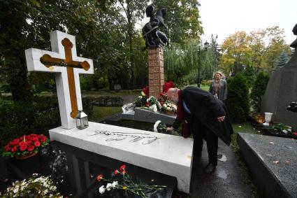 Москва. Художник Сергей Андрияка у могилы бывшего мэра Москвы Юрия Лужкова на Новодевичьем кладбище, где в день его рождения открыли памятник.