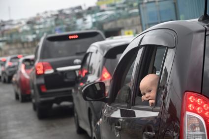 Владивосток. Машины на  рынке подержанных автомобилей.