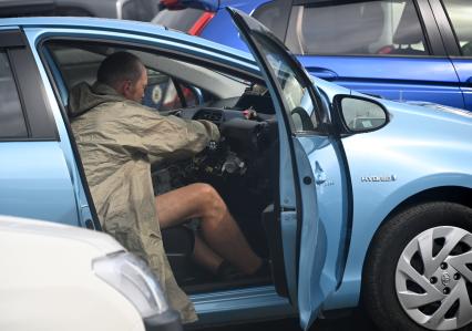 Владивосток. Мужчина в салоне автомобиля.