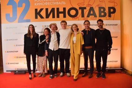 Сочи. Режиссер Николай Хомерики, актеры Валерий Степанов и Ольга Бодрова (тров центре) со съемочной группой перед показом фильма `Море волнуется раз` режиссера Николая Хомерики в рамках открытого российского кинофестиваля `Кинотавр `.