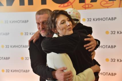 Сочи. Режиссер Алексей Чупов, актер Юрий Борисов и режиссер Наташа Меркулова (слева направо) на премьере своего фильма перед премьерой фильма `Капитан Волконогов бежал` режиссеров Наташи Меркуловой и Алексея Чупова в рамках открытого российского кинофестиваля `Кинотавр`.