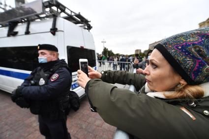 Москва. Несанкционированная акция КПРФ по итогам выборов в Госдуму на Пушкинской площади.