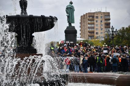 Москва. Несанкционированная акция КПРФ по итогам выборов в Госдуму на Пушкинской площади.