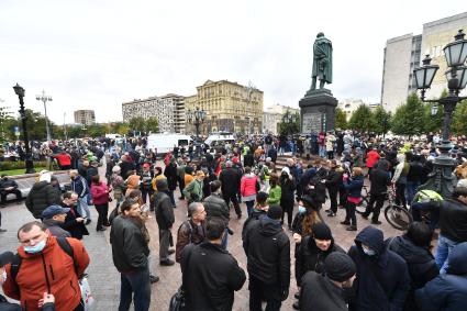 Москва. Несанкционированная акция КПРФ по итогам выборов в Госдуму на Пушкинской площади.