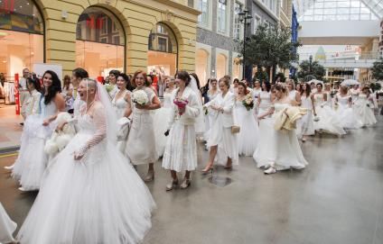 Москва. Праздник `Парад невест` МногоМама`, организованный Центром помощи многодетным семьям, в парке развлечений `Остров Мечты`.