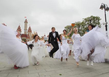 Москва. Праздник `Парад невест` МногоМама`, организованный Центром помощи многодетным семьям, в парке развлечений `Остров Мечты`.