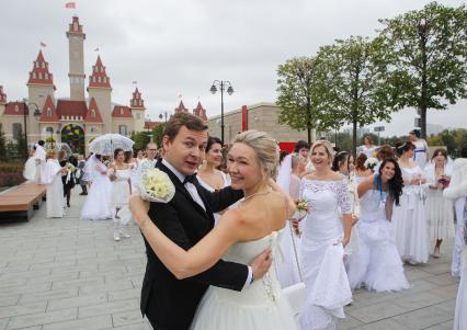 Москва. Праздник `Парад невест` МногоМама`, организованный Центром помощи многодетным семьям, в парке развлечений `Остров Мечты`.