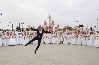 Москва. Праздник `Парад невест` МногоМама`, организованный Центром помощи многодетным семьям, в парке развлечений `Остров Мечты`.