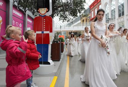 Москва. Праздник `Парад невест` МногоМама`, организованный Центром помощи многодетным семьям, в парке развлечений `Остров Мечты`.