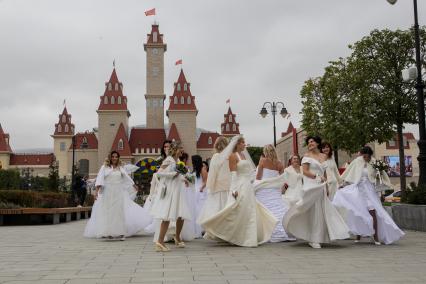 Москва. Праздник `Парад невест` МногоМама`, организованный Центром помощи многодетным семьям, в парке развлечений `Остров Мечты`.