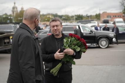 Москва. Президент Ассоциации Высокой моды Александр Достман (в центре) на церемонии прощания с художником-сценографом Борисом Красновым на Троекуровском кладбище.