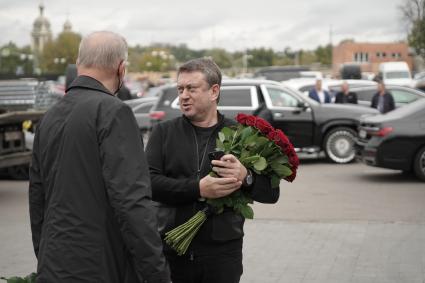 Москва. Президент Ассоциации Высокой моды Александр Достман (в центре) на церемонии прощания с художником-сценографом Борисом Красновым на Троекуровском кладбище.