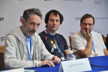 Сочи. Режиссер Сергей Осипьян, оператор Всеволод Каптур и актер Никита Тюнин (слева направо) на пресс-конференции в рамках 32-го фестиваля российского кино `Кинотавр`.