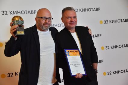 Сочи. Продюсеры Артем Васильев и Игорь Мишин на торжественной церемонии закрытия 32-го фестиваля российского кино `Кинотавр`.