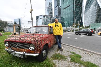 Москва. Автореставратор Георгий Магаков обшил коврами машину ВАЗ-2101 `Жигули` и шуточно назвал её `Лада Ковролина`.