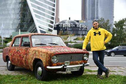 Москва. Автореставратор Георгий Магаков обшил коврами машину ВАЗ-2101 `Жигули` и шуточно назвал её `Лада Ковролина`.