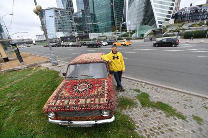 Москва. Автореставратор Георгий Магаков обшил коврами машину ВАЗ-2101 `Жигули` и шуточно назвал её `Лада Ковролина`.