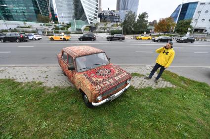 Москва. Автореставратор Георгий Магаков обшил коврами машину ВАЗ-2101 `Жигули` и шуточно назвал её `Лада Ковролина`.