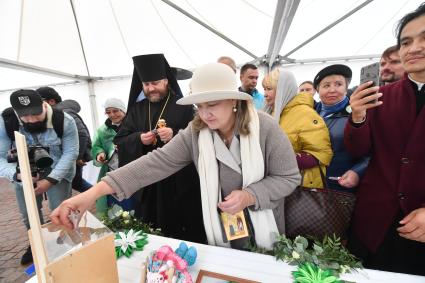 Московская область. Председатель Наблюдательного совета Фонда содействия возрождению благотворительности и милосердия `Елисаветинско-Сергиевское просветительское общество` Анна Громова во время Елисаветинского крестного хода, посвященного 130-летию присоединения к православию Великой Княгини Елизаветы Фёдоровны.