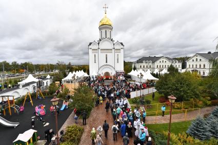 Московская область.  Молебен во время Елисаветинского крестного хода , посвященного 130-летию присоединения к православию Великой Княгини Елизаветы Фёдоровны.