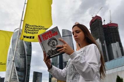 Москва. Посетительница на 34-ой Московской международной книжной ярмарке .