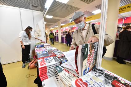 Москва. Посетитель на 34-ой Московской международной книжной ярмарке в ЦВК `Экспоцентр`.