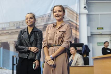 Санкт-Петербург. Во время встретичи серебряной призерки Олимпиады в Токио, гимнастки Дины Авериной (справа) и ее сестры Арины.