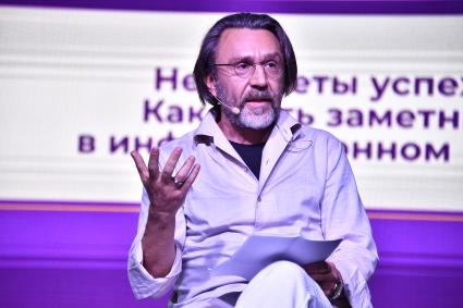 Республика Крым, Судак. Певец Сергей Шнуров во время выступления на фестивале молодых деятелей культуры`Таврида.Арт` в бухте Капсель.