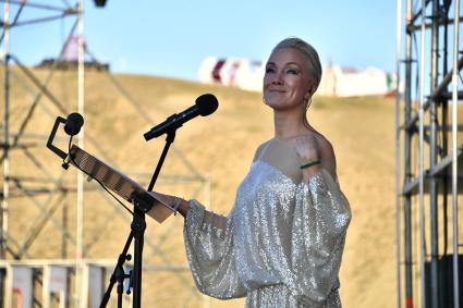 Республика Крым, Судак. Актриса Дарья Мороз во время выступления на фестивале молодых деятелей культуры`Таврида.Арт` в бухте Капсель.