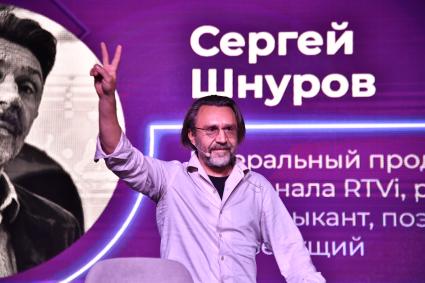 Республика Крым, Судак. Певец Сергей Шнуров во время выступления на фестивале молодых деятелей культуры`Таврида.Арт` в бухте Капсель.
