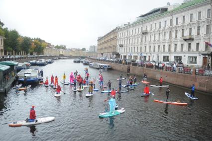 Санкт-Петербург. Участники SUP-заплыва в карнавальных костюмах в рамках социальной акции `Гостеприимный Петербург`, приуроченной к Всемирному дню туризма.