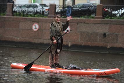 Санкт-Петербург. Участница SUP-заплыва в карнавальных костюмах в рамках социальной акции `Гостеприимный Петербург`, приуроченной к Всемирному дню туризма.