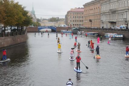 Санкт-Петербург. Участники SUP-заплыва в карнавальных костюмах в рамках социальной акции `Гостеприимный Петербург`, приуроченной к Всемирному дню туризма.