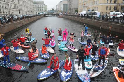 Санкт-Петербург. Участники SUP-заплыва в карнавальных костюмах в рамках социальной акции `Гостеприимный Петербург`, приуроченной к Всемирному дню туризма.